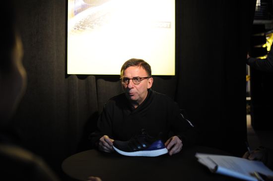 adidas全球跑步品类总经理Adrian Leek接受中国媒体访问。