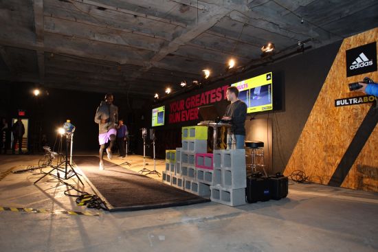 Kipsang穿着Ultra BOOST接受测试。