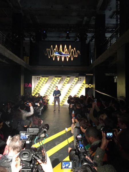 adidas执行董事Eric Liedtke手持Ultra BOOST宣示鞋款正式发布。