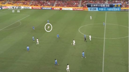 图11 因为失去接球角度，武磊急停