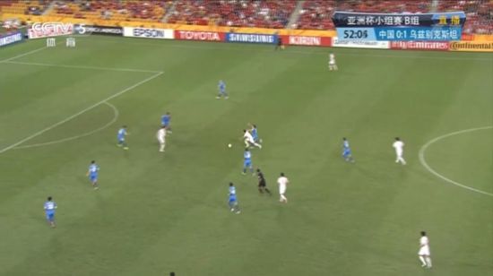 图13 武磊停球后杀向对方腹地