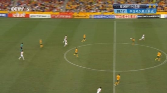 图26 球被澳大利亚队员断下