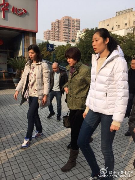 郎平携朱婷徐云丽现身卢湾 观战沪军对垒(图)