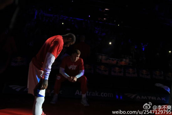 　等待入场的保罗和格里芬