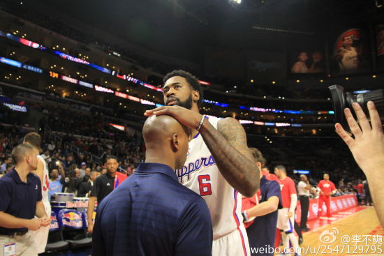 工作人员乖乖让皇叔摸头