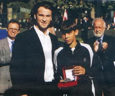 这个羞涩的少年是谁呢？