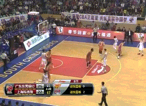 朱芳雨从易建联的左侧溜过