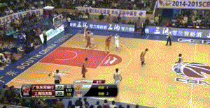 朱芳雨从易建联的右侧溜过