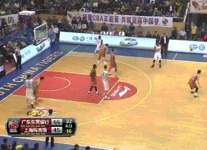 两名防守球员扑向朱芳雨之后，易建联获得扣篮机会