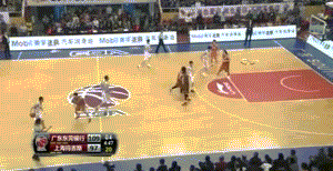 易建联获得错位机会，单打得手