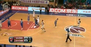 这个球拜纳姆看机会出来了，直接给王仕鹏。