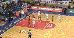 易建联跑动和董瀚麟的掩护，防守已找不到人了