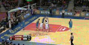 这个角度看的更加清楚易建联掩护质量非常高