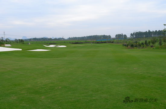 　　上图为某需要改造的球场，宽大的球道自然美观大气，但当球场经营不能维持它的存活时，改造就成为必然。