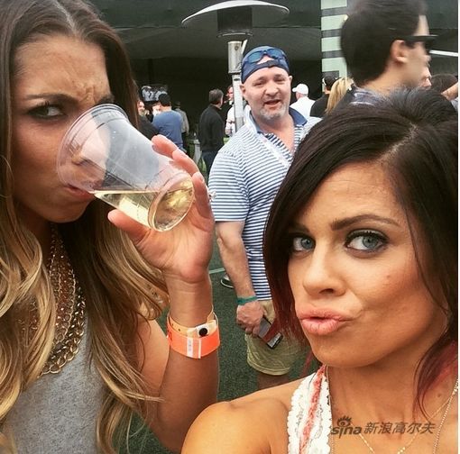 拍照了，镜头前，不一样的反应。