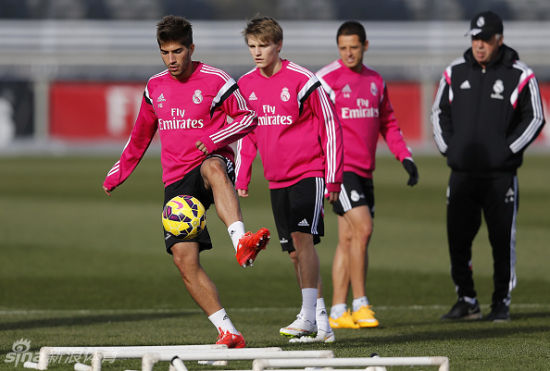 卢卡斯-席尔瓦(左)跟随皇马一线队训练