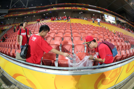 球迷赛场捡垃圾