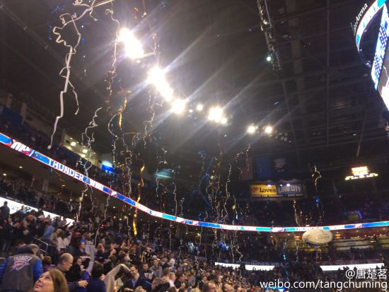 赢球后的主场球馆下起了“彩带雨”