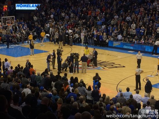 比赛间隙活动，球队向二战老兵致敬