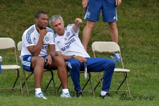 埃梅纳洛与穆里尼奥 (设计台词：把这小子拿去卖钱吧！)