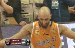 阿巴斯怒踢替补席座椅