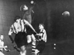 慕尼黑空难后的首场比赛