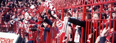 1974年建起的围墙以分隔位处看台的球迷以及场内草地