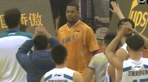 哈达迪想拥抱对手却险些引发冲突