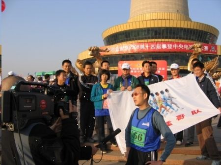 接受电视台采访。