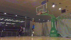 艾志远空接扣篮