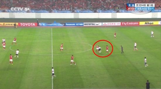 图13 高拉特和黄博文夹抢