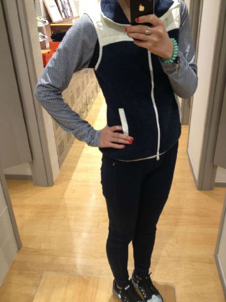 　　上图看全身效果，可以看得出S码的上衣对与我来说还是有些大的，比较宽松，并且衣领相对较大，所以我把马甲的拉链拉上了。