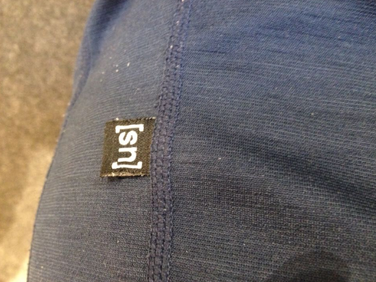 　　手洗、机洗过几次之后的衣服，感觉稍微有些起球，但不影响穿着。这可能就是因为含有羊毛成份所致，有些容易起球。