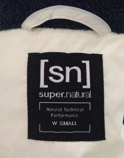 内衬里简单的品牌LOGO彰显大气。