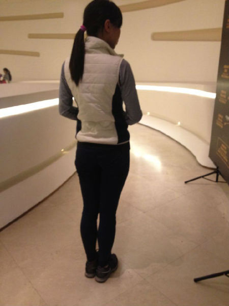 　　以前穿着跑步外套总是有很厚重的感觉，跑到一定程度还会热。总是陷入脱还是不脱的僵局，单穿一件跑步T又会觉得冷！这款马甲很好地解决了我的烦恼。