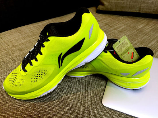 刚刚拿到鞋子开箱的时候确实给我惊艳了一把，清竹绿，感觉是荧光绿带点柠檬黄，非常打眼。