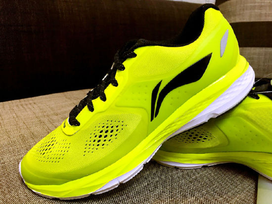 黑色的LOGO、鞋带、内衬与清竹绿结合得恰到好处。