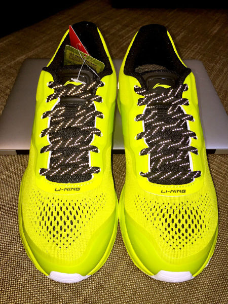 云II的鞋带、后跟都加入了3M的反光材料，让喜欢夜跑的都市白领有了一个安全的保障。