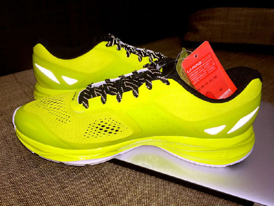 云II的鞋带、后跟都加入了3M的反光材料，让喜欢夜跑的都市白领有了一个安全的保障。