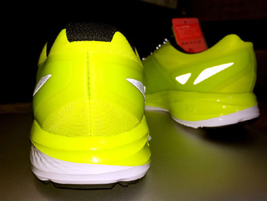 云II的鞋带、后跟都加入了3M的反光材料，让喜欢夜跑的都市白领有了一个安全的保障。
