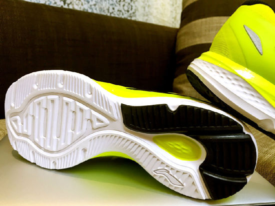 云II代高大上的提供了宽窄楦型，对跑者简直是个福音啊！男女都可以选择适合自己的楦型了！