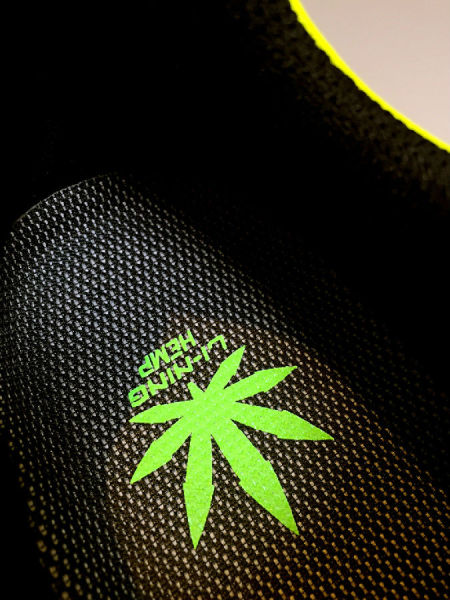 汉麻科技鞋垫，吸湿快干、除臭，我穿云II在15°的室外顶着阳光下跑了10K，鞋子内部基本没有什么湿气。而且鞋垫比较厚实软软的，上路后应该会带来很好的脚感和缓震的感觉。