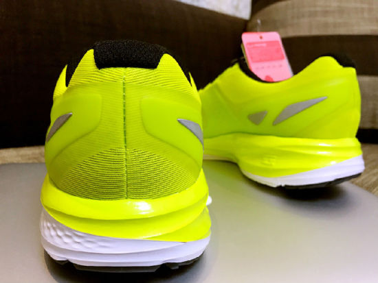 云II的中底使用了双密度云材料，可以有效的积累缓震时的冲击力，并转换为回弹时的能力。材料相当轻、相当软。