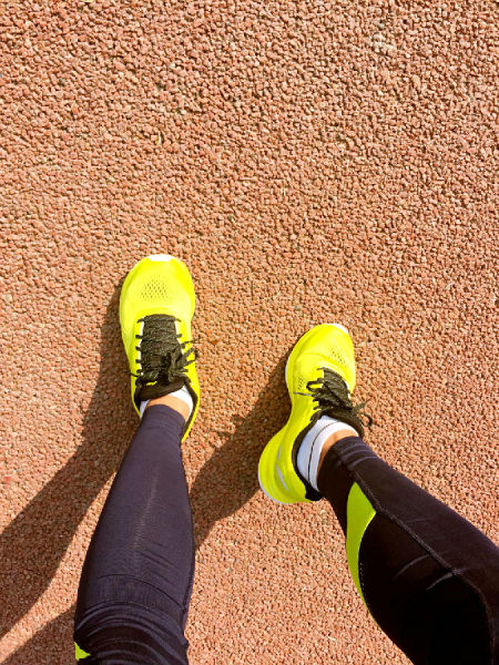 穿上云II时感觉相当不错，除了意料之中的轻巧以外，柔软和包裹性兼备。在云II如此好的做工和用料十足的前提下居然还这么轻？可能是面料轻吧~