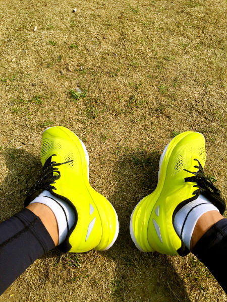 第二天早些时候有些飘雨，下午出门跑步的时候地面还有些湿，30分钟129-148心率跑，一共跑了6.2公里，4分53秒配速，鞋子抓地性不错，遇到阴雨天气基本能应付。