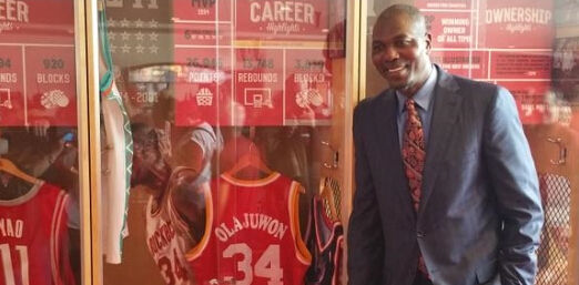 大梦在自己的更衣柜前拍照