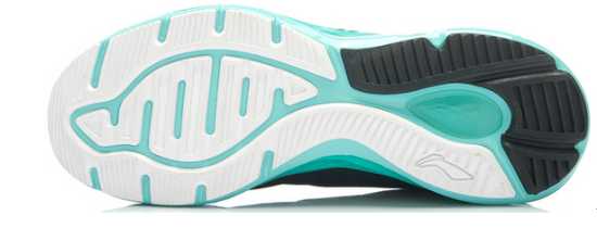 跑鞋的鞋底黑色区域采用了Tuff RB材料。