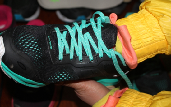 通过以上图片我们可以看出这款李宁云二代女子减震跑步，李宁延续一贯的贴心设计理念。