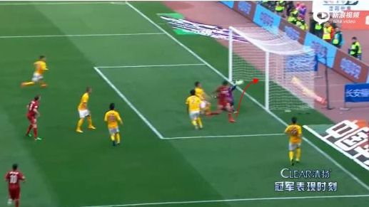 图8 于海将球蹭进网窝