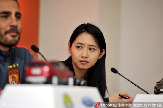 其实不仅仅是女球迷，女新闻官也想多看两眼